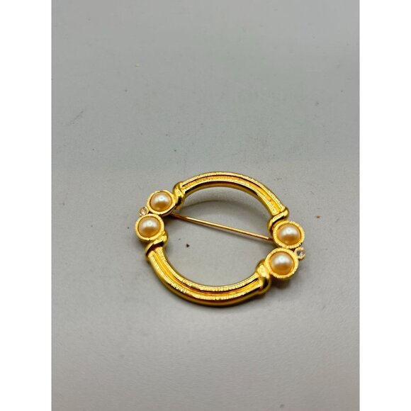 Signed MONET Small Circle Pin Brooch Gold Tone Faux Pearls Elegant Classic Pin - Picture 2 of 10